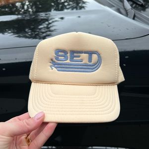 Set Active trucker hat